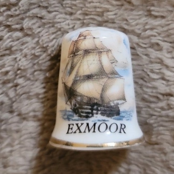 6 Porcelain Hand Painted Thimbles.Ireland Australia Austria& England Collectible - Picture 4 of 10